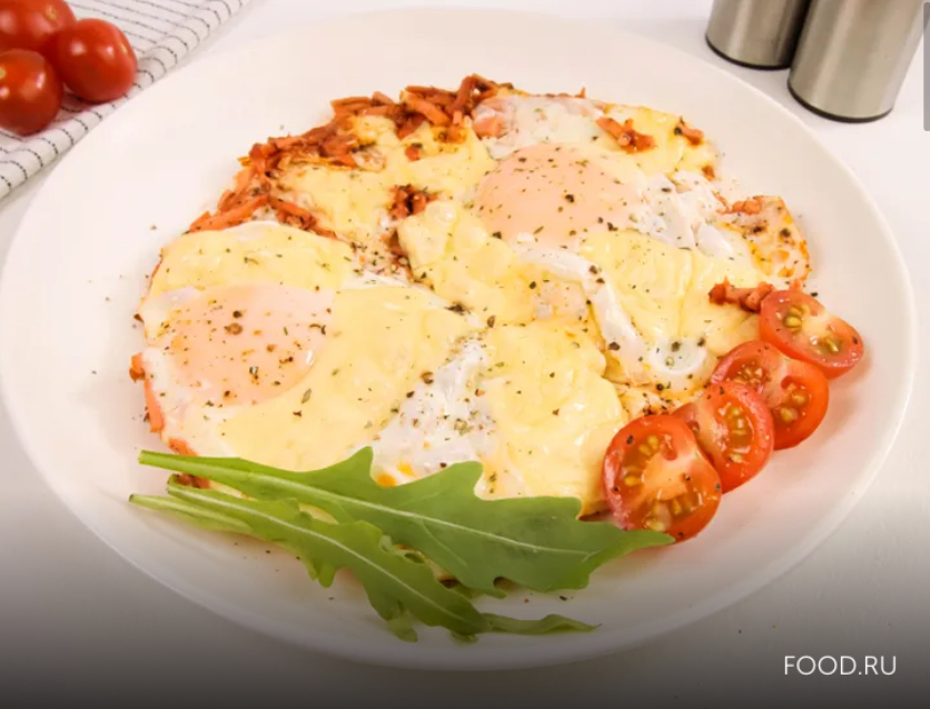 Яичница с колбасой и сыром